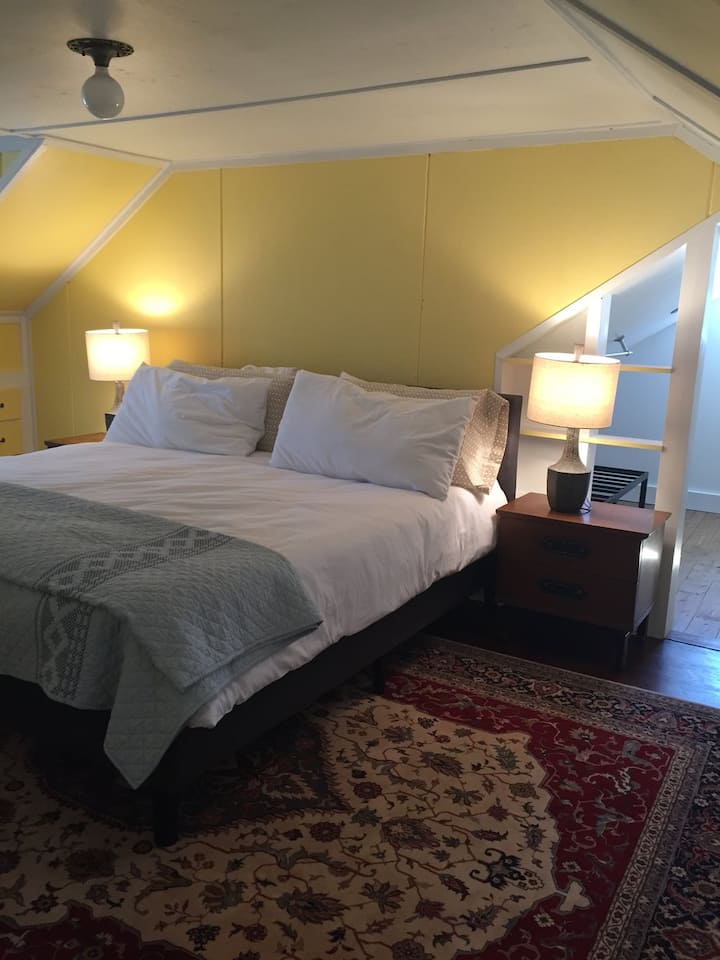 Მთავარი საძინებელი - კინგი და ორი საწოლი კუთხეებში