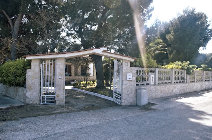 VILLA A CAMPOMARINO