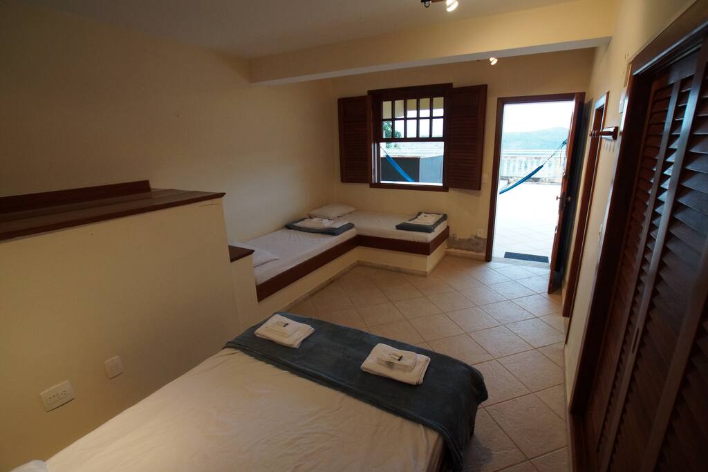 Interna a partir da cama de casal da Suíte Família
