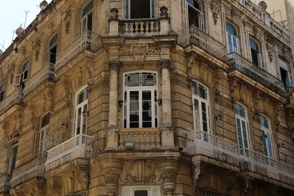 El robusto edificio construido en 1910 al estilo barroco cuyos balcones ofrecen preciosas vistas de la epoca