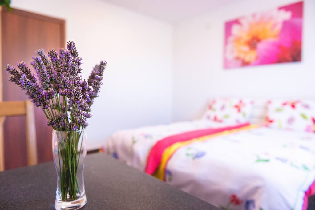 Room with queen bed - detail