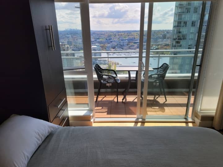 Dormitorio con vistas, con cortinas opacas 