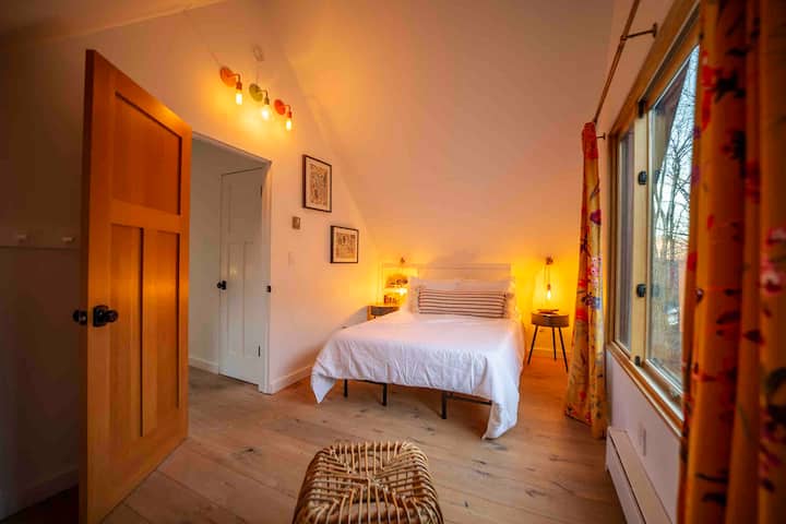 Bedroom on 2nd Floor - Full size bed.