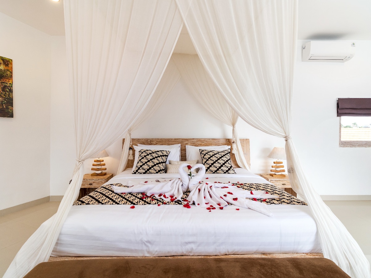 Spavaća soba s kupaonicom nalazi se na 1. katu. Klima-uređaj i garderoba. Pogled na bazen.