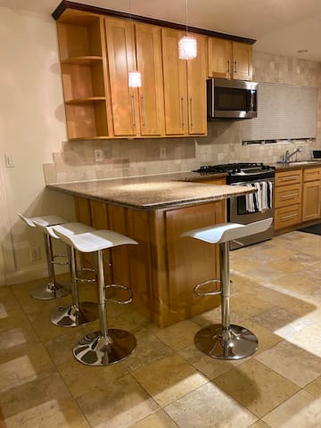 Spacious Comfy Renovated 4BR, quiet neighborhood gallery image 4