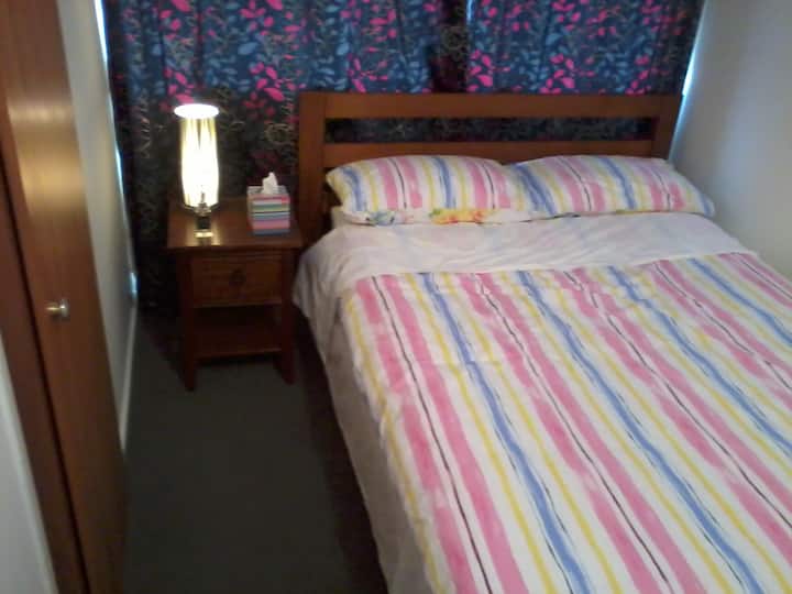 Стая за гости на горния етаж, 3 м х 2,5 м плюс 1,5 м х 0,5 м гардеробно пространство.