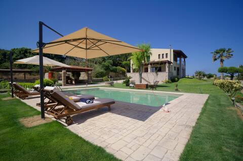 Beautiful villa with pool, 400m from the beach