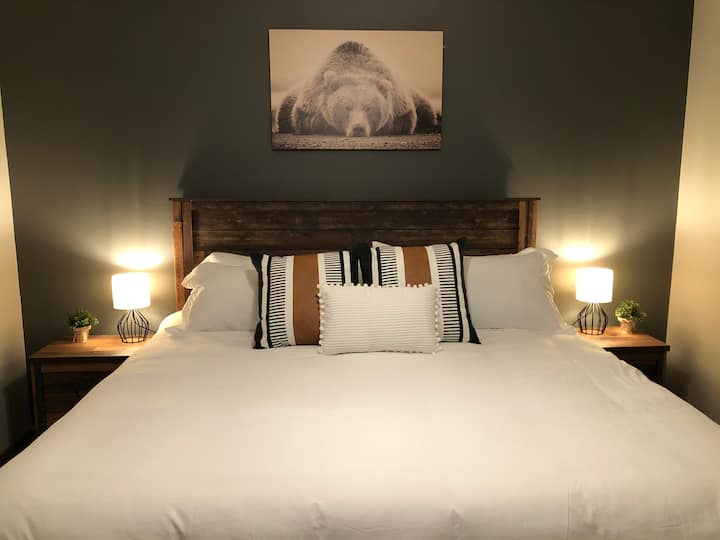 Chumba cha kulala cha 5 - Kitanda cha King katika ghorofa ya chini.  Ina meza 2 za usiku w/ Taa, kabati zuri la nguo w/ kioo, feni ya dari. Hakuna kabati katika chumba hiki, tunaitumia kama kabati la huduma. 