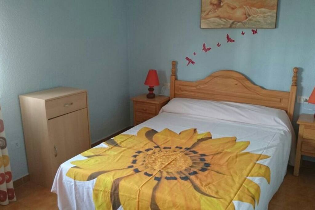 esta es la habitación de matrimonio con una cama de 135 cm