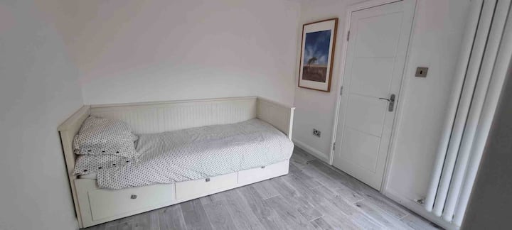 Chumba cha 4 cha kulala kilicho na chumba cha kulala/Bafu 2
(Hapa pia kitanda huvuta nje na kugeuka kuwa kitanda mara mbili ikiwa na wakati inahitajika)