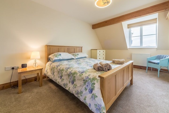 Huge master bedroom. Plenty of room for extra sleepers