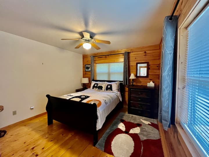 Segundo dormitorio en la planta superior con cama tamaño queen