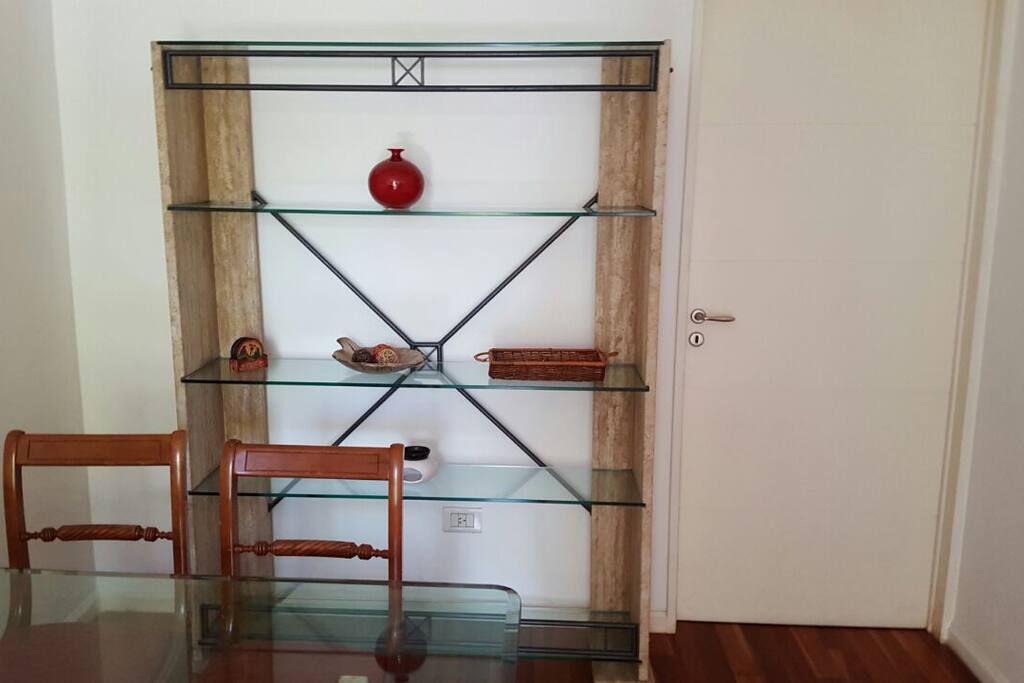 Comedor y puerta del corredor