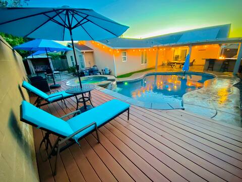 Beautiful home w/Pool,Spa,Fire pit &Outdoor grill.
