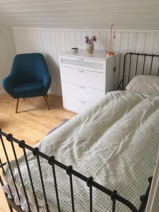 Spacious room with single bed. Additional matress available if 2 booking