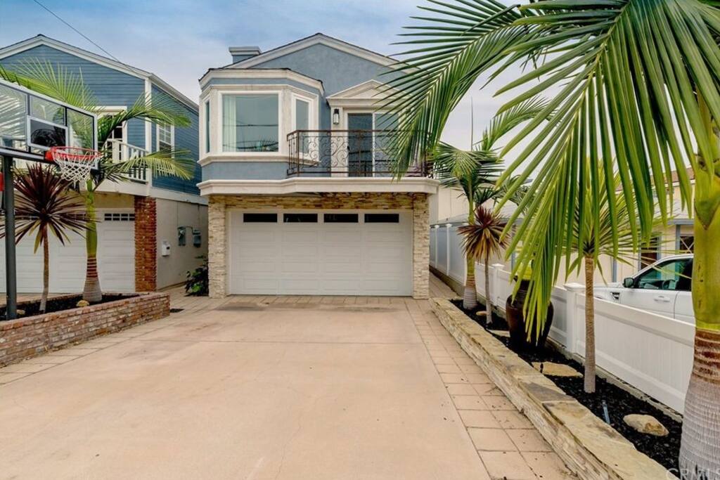 Front of house.. area is tall and skinny homes