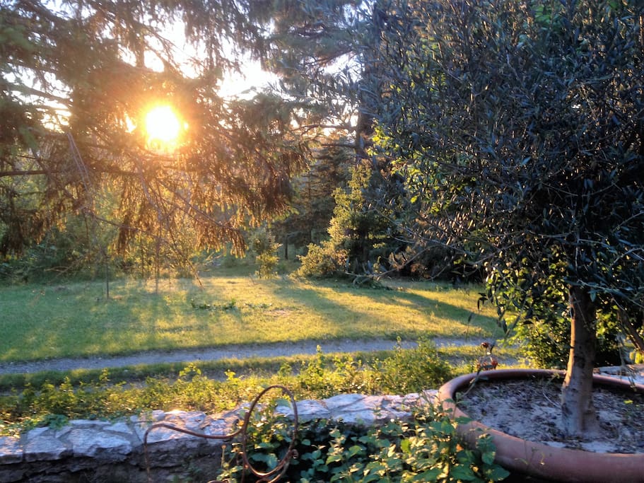Le soleil se couche devant la maison