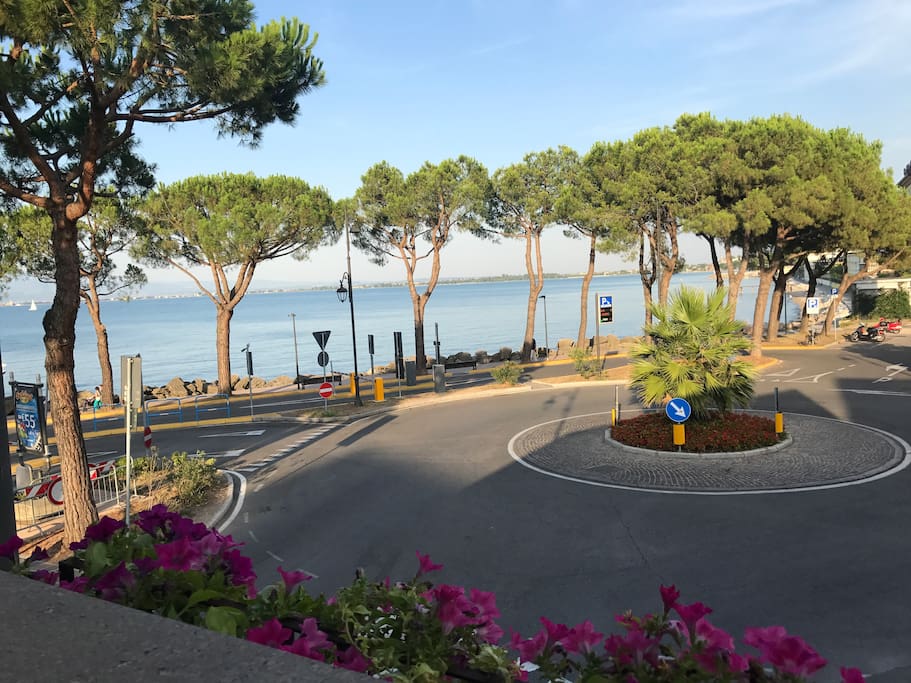 Vista lago con posizione unica in pieno centro a Desenzano del Garda! Sentirsi direttamente a casa ingresso indipendente cucina soggiorno bagno camera da letto matrimoniale e divano letto.
Scendendo vi trovate piadinerie bar ristoranti parco giochi per bambini battello per sirmione peschiera e per chi desidera un bel giro in barca!