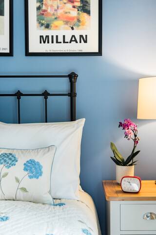 Charming City Centre Cottage with Lush Garden gallery image 4