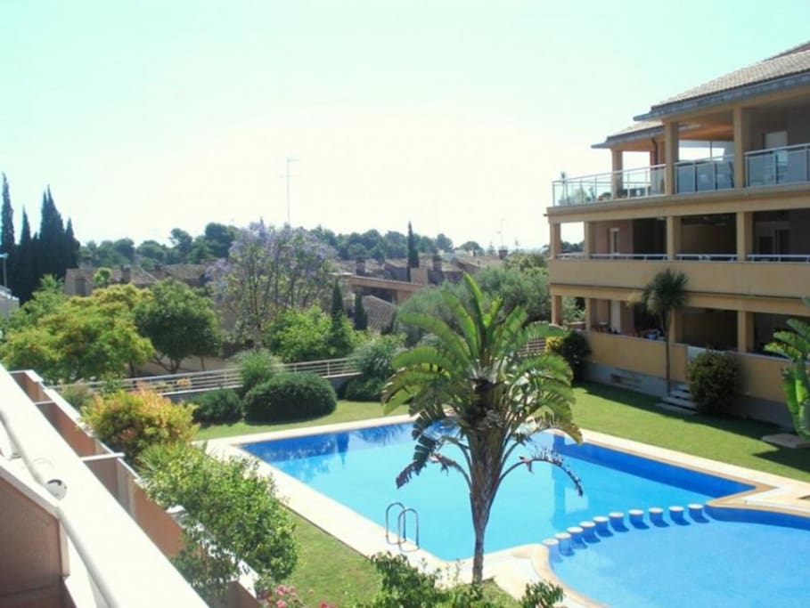 La piscina en los apartamentos de Los Sauces cuenta con una parte para los más pequeños y los adultos