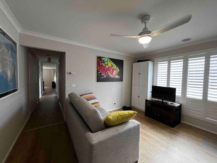 พื้นที่นั่งเล่น โซฟา พื้นที่ทำงาน  นี่คือพื้นที่นั่งเล่นที่ 2 พร้อมพื้นที่ทำงานเฉพาะ 2 โต๊ะพร้อมจอภาพที่สามารถใช้กับอินเทอร์เน็ตได้ หากใช้โซฟาเบด โซฟาตัวนี้จะเป็นโซฟาที่สามารถดึงออกเป็นเตียงคู่ได้ 