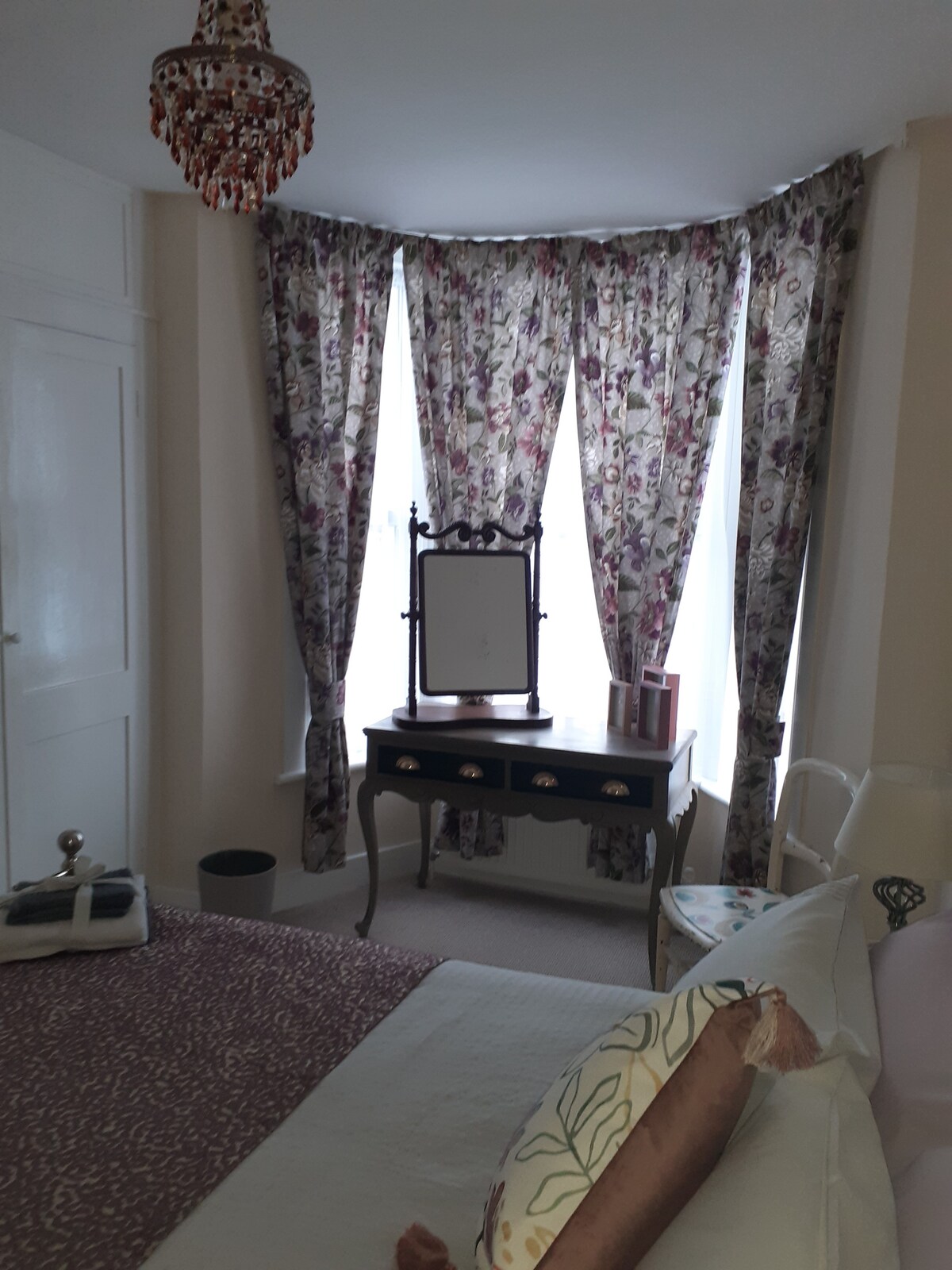 Spavaća soba 1 Sunny bay window to front elevation. Putni / kompaktni krevetić dostupan je ako je obavezan. 
Ugrađeni ormari - prostrana soba.