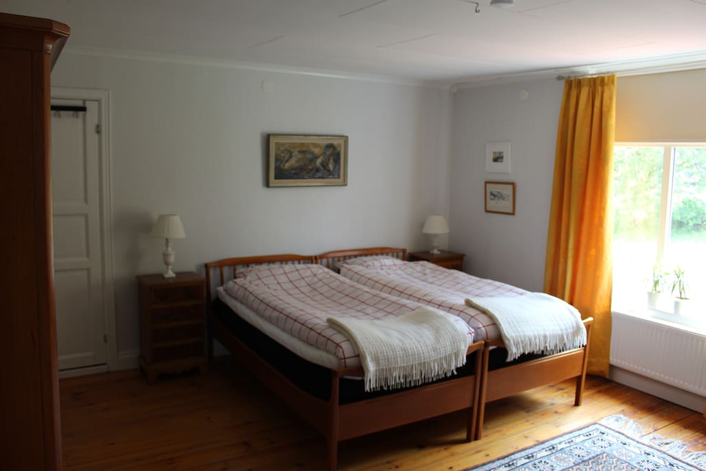 "Sommarrummet" - går i gult. Utsikt mot berget och har även en liten soffa och bokhylla samt extra walk-in closet.