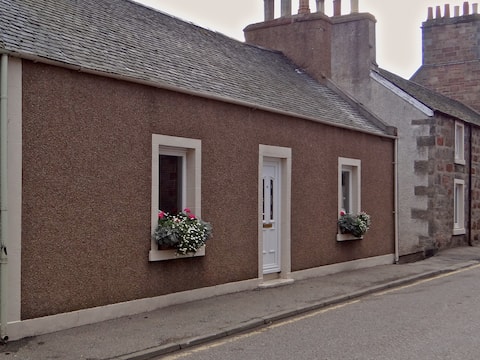 2 bedroomed cottage in Helmsdale -sleeps up to 4
