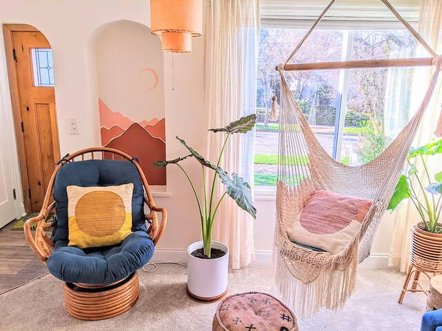 Sunstone House – Stylish 2 BR – Best Part of Town gallery image 4