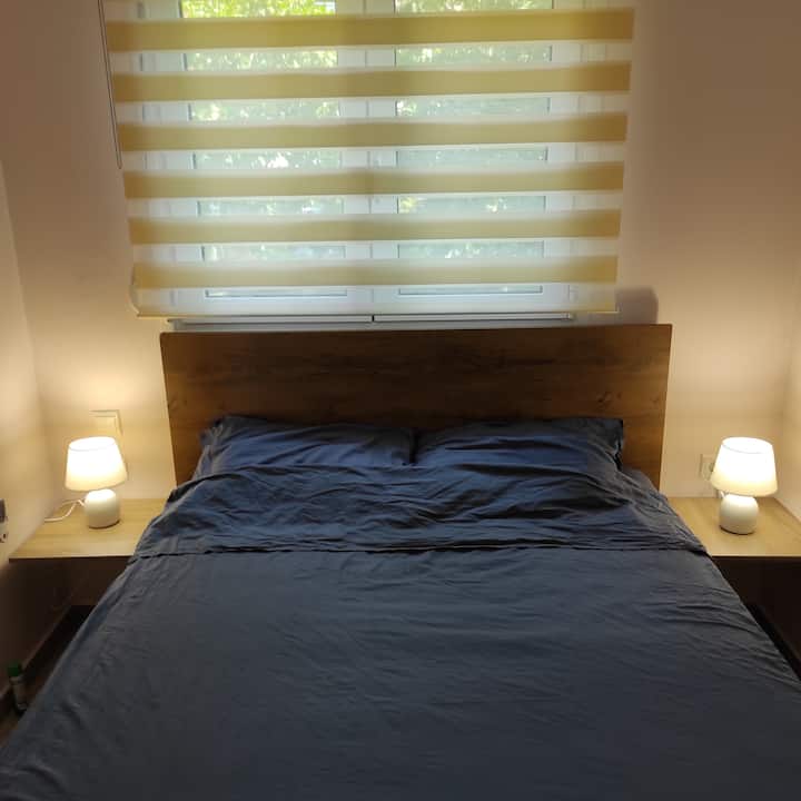 Креветот во спалната соба е 1,30×2,00.