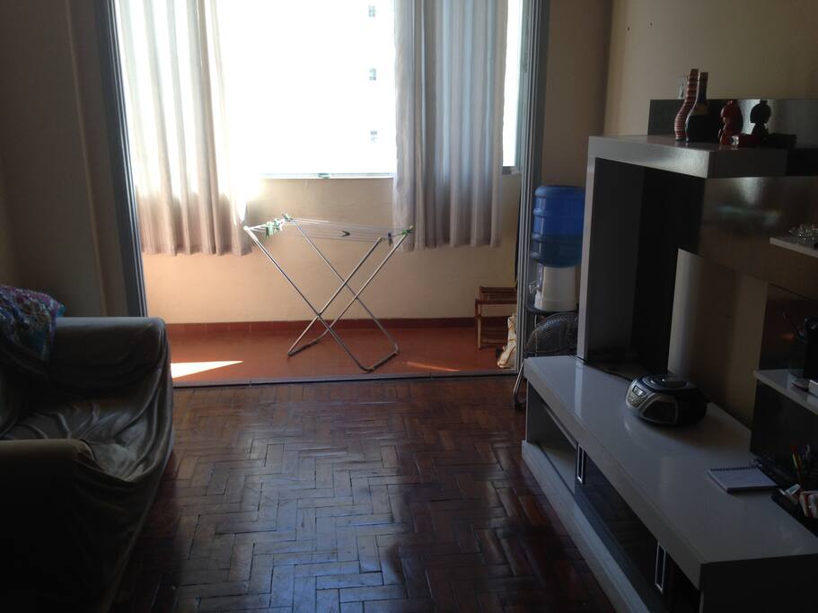 Sala ampla com varanda. Luz solar o dia todo.