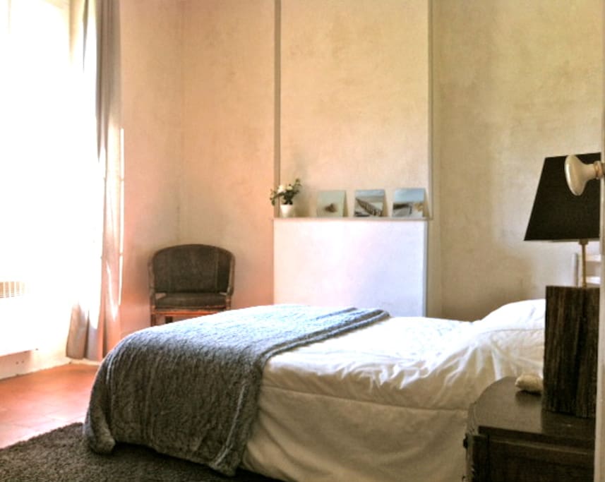 Chambre N°1 avec lit double.