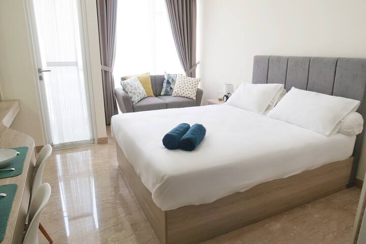 Menteng Lux Studio (WIFI, HOT WATER & AMENITIES)