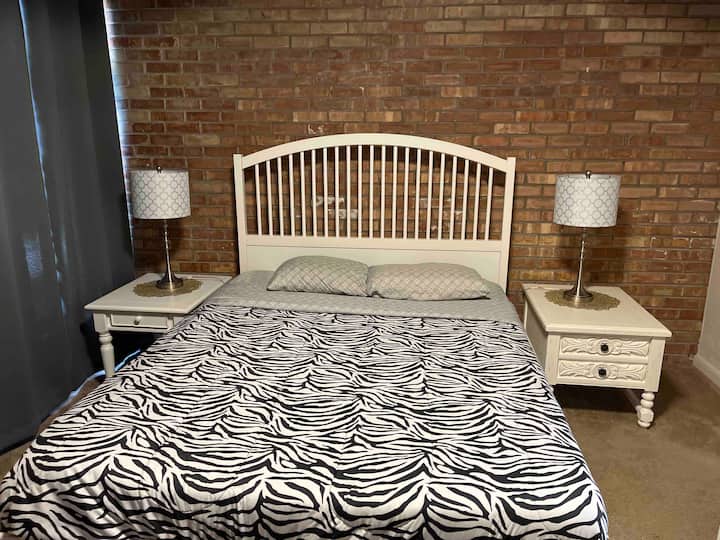 ห้องนอน 1: เตียงขนาดควีนไซส์พร้อมที่นอนเมมโมรี่โฟมสีเขียวและว่านหางจระเข้ผ้าปูที่นอนและผ้าเช็ดตัวใหม่และกระจกขนาดใหญ่ 