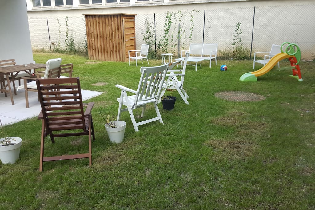 Jardin de 80m2 avec barbecue electrique salon de jardin