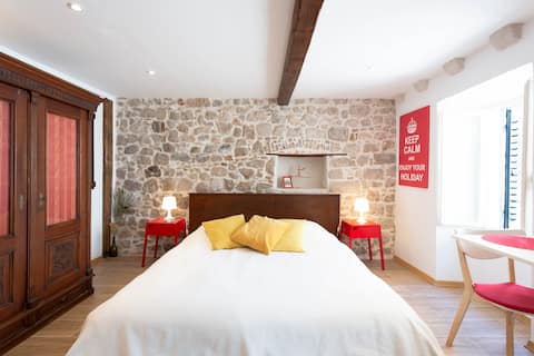 Inside the City Walls Newly Renovated Apartment