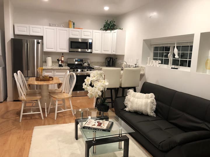 COZY NORTHRIDGE GUEST HOUSE NEAR CSUN Guesthouses for Rent in Los