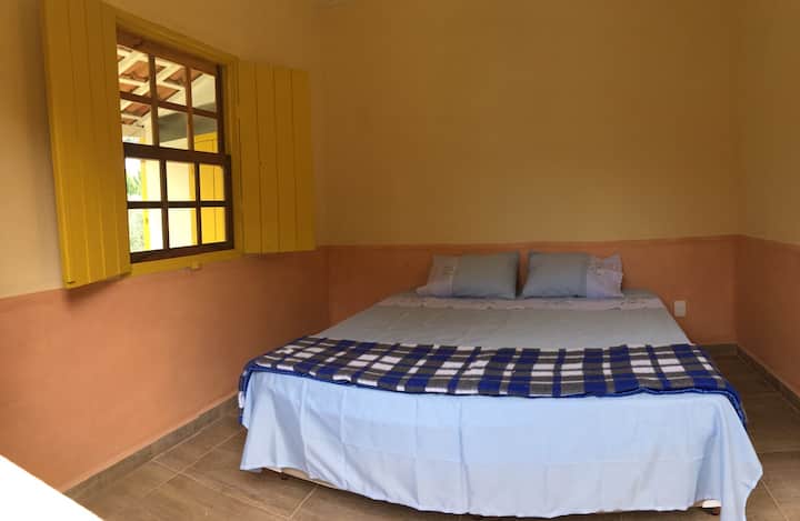 2扇窗户的房间，可俯瞰后面的菜园。
由2张盒子床组成，也可形成双人床。
住宿多功能！
舒适……