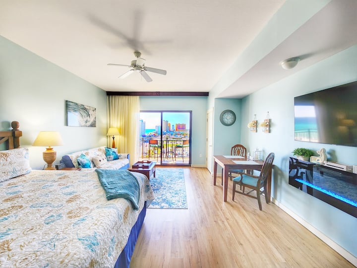 Изключителен изглед към главната улица и океана от нашето студио 