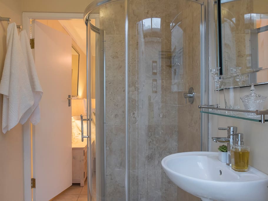 Tallara en suite bathroom