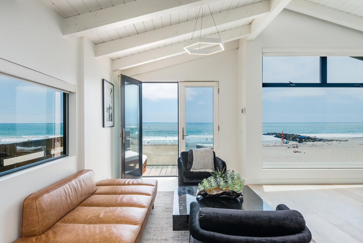 Მოსასვენებელი ადგილი გასაშლელი ადგილით მთავარ საძინებელში ოკეანის სრული ხედით