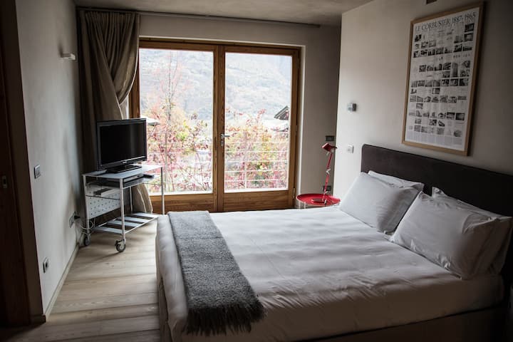 Chumba cha kupendeza chenye sehemu mbili na mwanga wa asili katika nyumba ya ziada