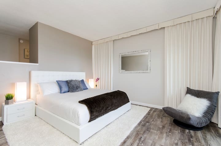 キングサイズベッドの主寝室 