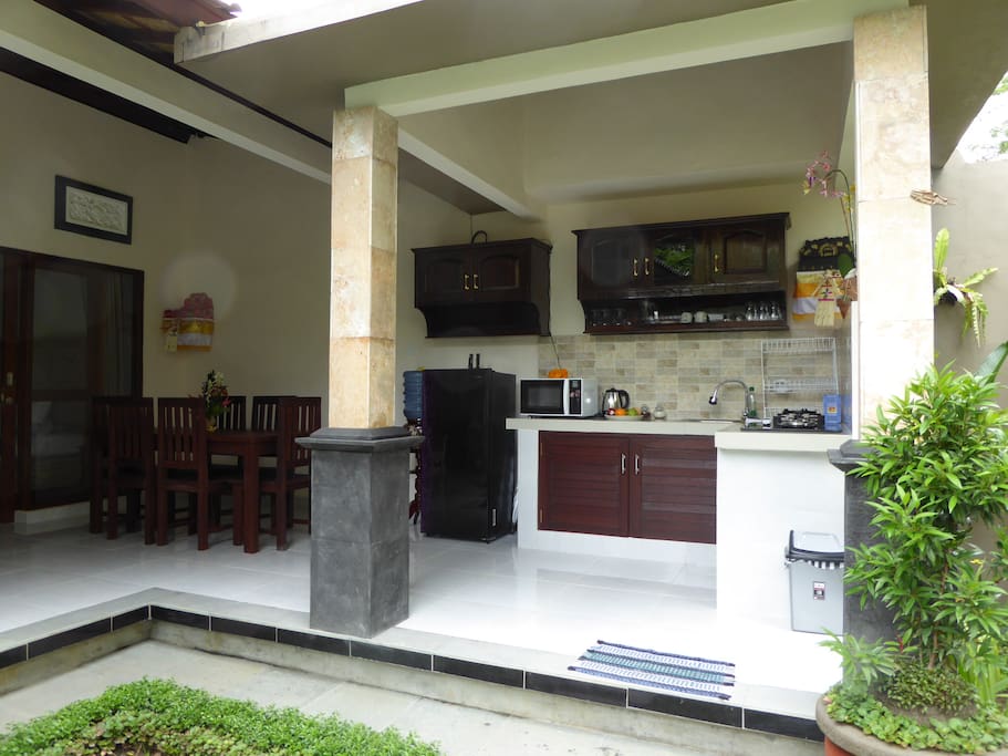 Open air kitchen & dining area
