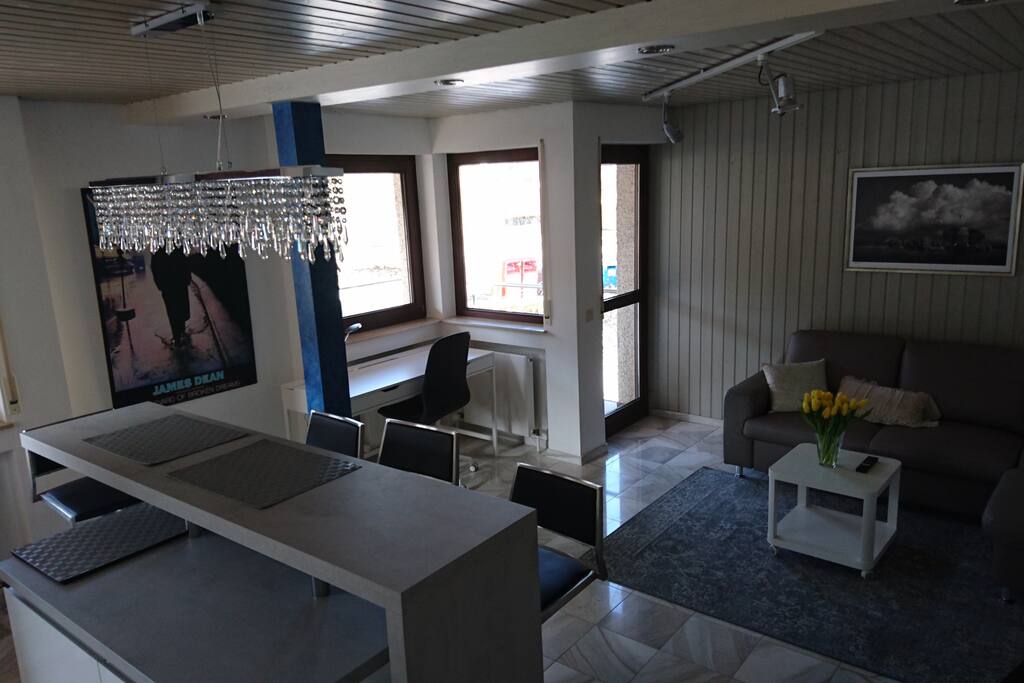 Wohnzimmer mit Wohnküche
