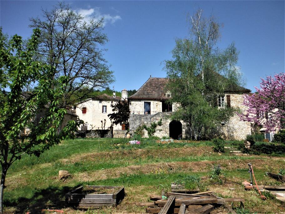 La maison vue du jardin