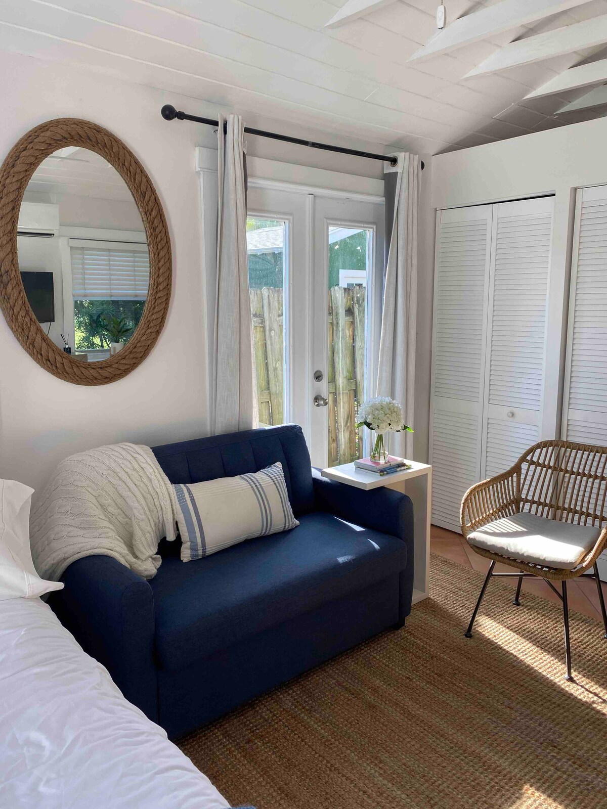 Top Airbnb: Bella Blue Cottage - Efficiency in West Palm Beach / Boca Raton