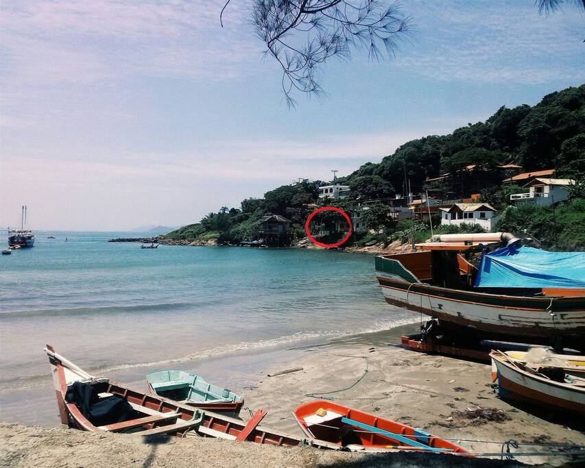 A casa vista da praia (no circulo vermelho)