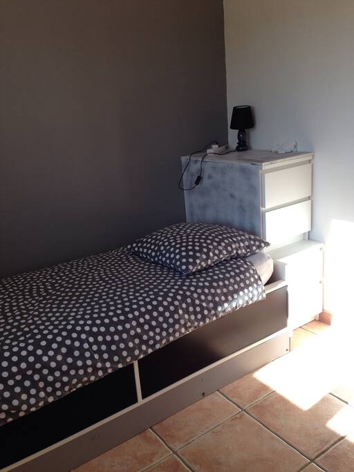 La chambre individuelle avec des rangements partout...