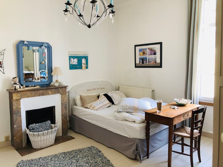 1号卧室配有双人床和双层床